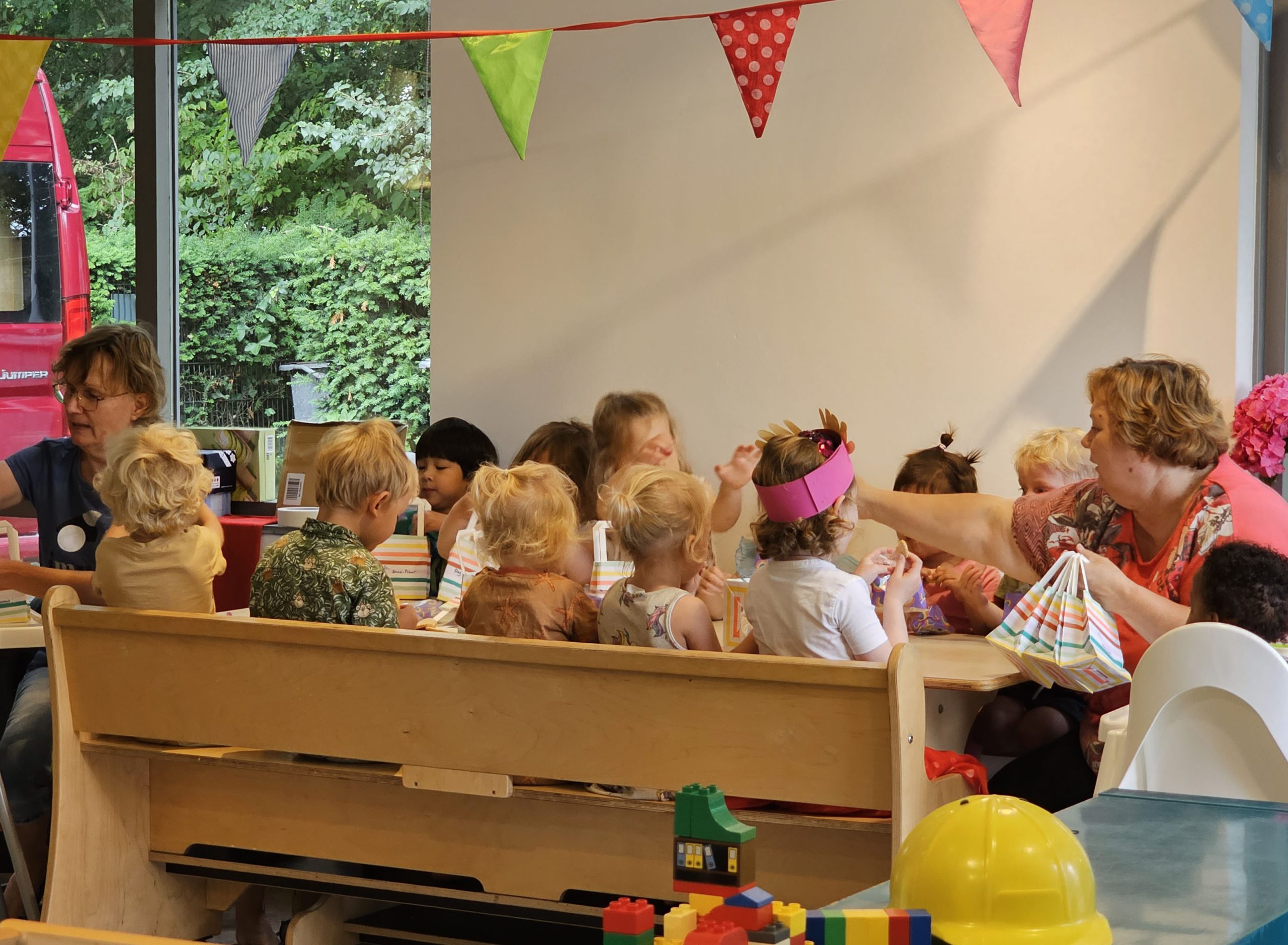 kinderen aan tafel kinderopvang